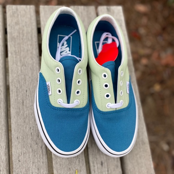 Van’s Women’s 2-Tone Era Sneakers - Picture 4 of 5